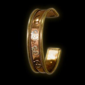 Purcera de cobre con el signo de OM.